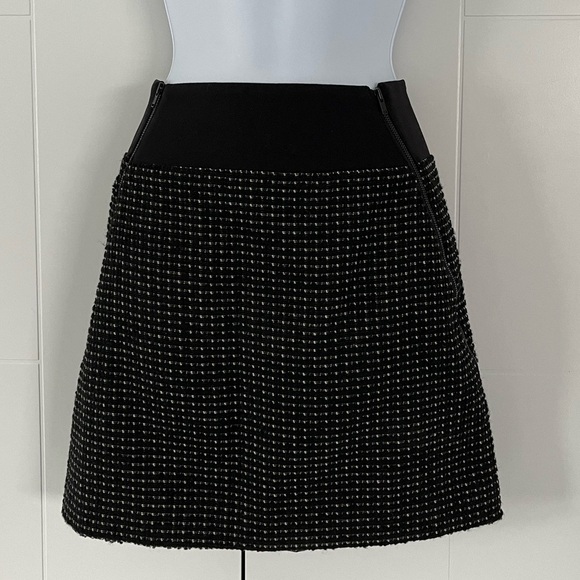 Theory/ Tweed Mini skirt/ Wool blend/ Zippered/ Black & white/ Size US 4 - Picture 4 of 15